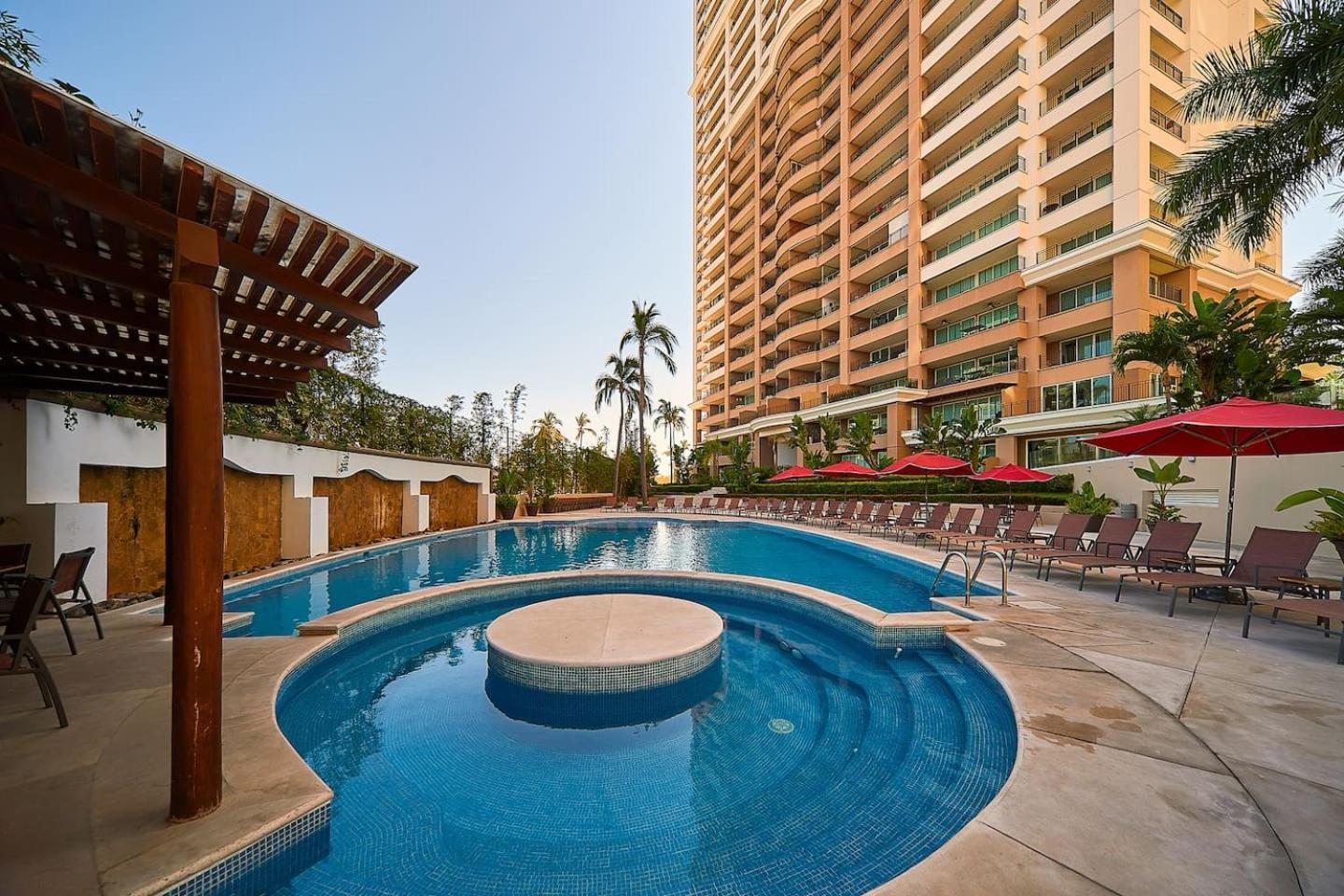 Grand Venetian Beachfront Condos Puerto Vallarta Exterior photo