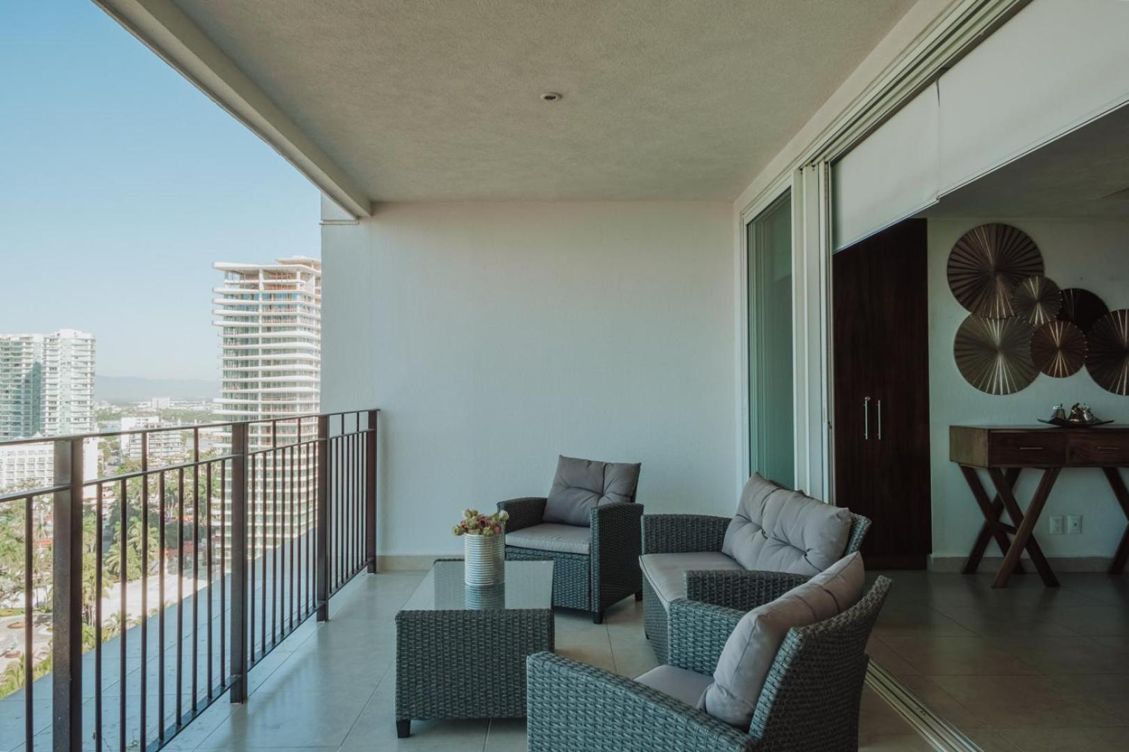 Grand Venetian Beachfront Condos Puerto Vallarta Exterior photo